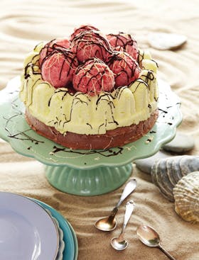 https://imgix.familiejournal.dk/media/websites/familiejournalen-dot-dk/website/mad/desserter/2012/07/28-islagkage-med-chokolade-pistacie-og-jordbaer-280.jpg