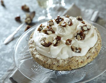 https://imgix.familiejournal.dk/media/websites/familiejournalen-dot-dk/website/mad/desserter/2012/08/33-valnoeddeislagkage-362.jpg