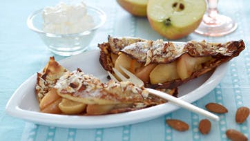 Fyldte dessert-pandekager med orangemarmelade og hakkede mandler