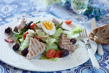 https://imgix.familiejournal.dk/media/websites/familiejournalen-dot-dk/website/mad/hovedretter/2012/05/20-salade-nicoise-362.jpg