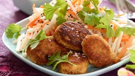 Krebsefrikadeller med frisk grøntsagssalat