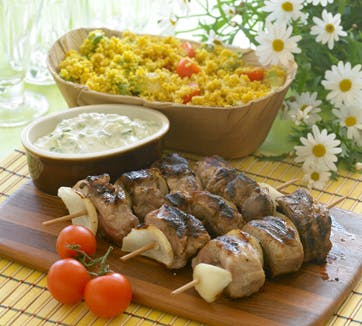 https://imgix.familiejournal.dk/media/websites/familiejournalen-dot-dk/website/mad/hovedretter/2012/06/23-spid-med-tzatziki-og-couscous-362.jpg