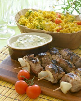https://imgix.familiejournal.dk/media/websites/familiejournalen-dot-dk/website/mad/hovedretter/2012/06/23-spid-med-tzatziki-og-couscous-362.jpg