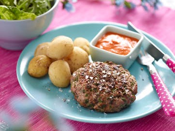 https://imgix.familiejournal.dk/media/websites/familiejournalen-dot-dk/website/mad/hovedretter/2012/06/25-grillet-urteboef-med-saltkogte-kartofler-362.jpg