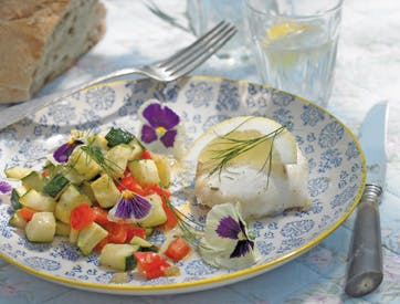 https://imgix.familiejournal.dk/media/websites/familiejournalen-dot-dk/website/mad/hovedretter/2012/06/26-fisk-med-courgetter-og-stedmoderblomster-362.jpg