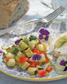 https://imgix.familiejournal.dk/media/websites/familiejournalen-dot-dk/website/mad/hovedretter/2012/06/26-fisk-med-courgetter-og-stedmoderblomster-362.jpg