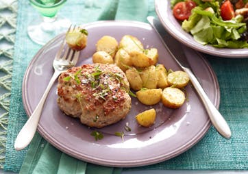 https://imgix.familiejournal.dk/media/websites/familiejournalen-dot-dk/website/mad/hovedretter/2012/06/26-italienske-krebinetter-med-limekartofler-362.jpg