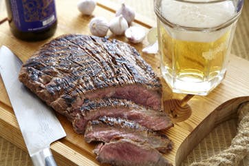 https://imgix.familiejournal.dk/media/websites/familiejournalen-dot-dk/website/mad/hovedretter/2012/07/29-marineret-flankesteak-362.jpg