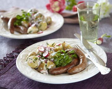 https://imgix.familiejournal.dk/media/websites/familiejournalen-dot-dk/website/mad/hovedretter/2012/08/32-poelser-og-kartoffelsalat-362.jpg