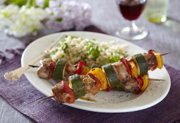 https://imgix.familiejournal.dk/media/websites/familiejournalen-dot-dk/website/mad/hovedretter/2012/08/32-svinekebab-med-bulgur-362.jpg