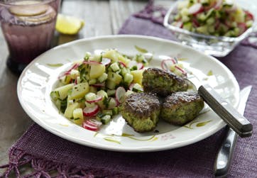 https://imgix.familiejournal.dk/media/websites/familiejournalen-dot-dk/website/mad/hovedretter/2012/08/34-bacon-spinatdeller-med-sensommersalat-362.jpg