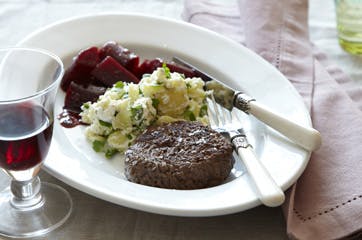 https://imgix.familiejournal.dk/media/websites/familiejournalen-dot-dk/website/mad/hovedretter/2012/08/35-hakkeboef-med-grov-kartoffelmos-og-roedbeder-362.jpg