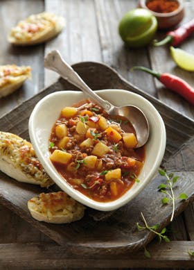 https://imgix.familiejournal.dk/media/websites/familiejournalen-dot-dk/website/mad/hovedretter/2012/09/36-nem-gullaschsuppe-med-osteloegbroed-280.jpg