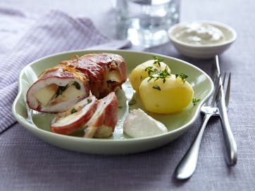https://imgix.familiejournal.dk/media/websites/familiejournalen-dot-dk/website/mad/hovedretter/2012/09/37-kyllingeruller-med-aebler-og-peberrodscreme-362.jpg