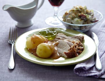 https://imgix.familiejournal.dk/media/websites/familiejournalen-dot-dk/website/mad/hovedretter/2012/09/37-vildtstegt-svinekam-med-waldorfsalat-362.jpg