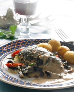 https://imgix.familiejournal.dk/media/websites/familiejournalen-dot-dk/website/mad/hovedretter/2012/09/39-urtestegt-fasanfilet-med-soelvbeder-362.jpg