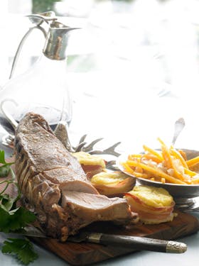 https://imgix.familiejournal.dk/media/websites/familiejournalen-dot-dk/website/mad/hovedretter/2012/09/39-vildsvineryg-med-majroer-og-kartoffeltournedos-280.jpg