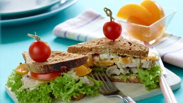 Lækker frokostsandwich med kylling og fersken