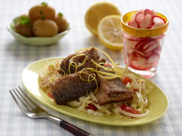 https://imgix.familiejournal.dk/media/websites/familiejournalen-dot-dk/website/mad/slankemad/slankemad/2012/05/19-hornfisk-med-hvide-asparges-kartofler-og-radiser-362.jpg
