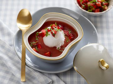 https://imgix.familiejournal.dk/media/websites/familiejournalen-dot-dk/website/mad/slankemad/slankemad/2012/05/19-rabarbersuppe-med-citronsorbet-og-jordbaer-362.jpg