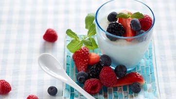 Frisk panna cotta på yoghurt med blandede bær