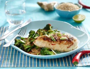 https://imgix.familiejournal.dk/media/websites/familiejournalen-dot-dk/website/mad/slankemad/slankemad/2012/05/21-wokret-med-kylling-broccoli-og-champignon-362.jpg