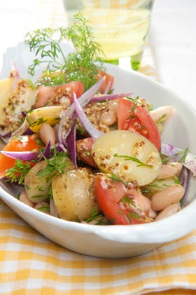 https://imgix.familiejournal.dk/media/websites/familiejournalen-dot-dk/website/mad/slankemad/slankemad/2012/06/23-kartoffelsalat-280.jpg