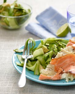 https://imgix.familiejournal.dk/media/websites/familiejournalen-dot-dk/website/mad/slankemad/slankemad/2012/06/24-tarte-flambee-med-laks-og-aspargessalat-362.jpg