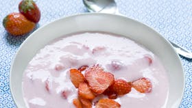 Kalorievenlig koldskål på kærnemælk og ylette med jordbær