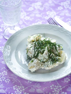 https://imgix.familiejournal.dk/media/websites/familiejournalen-dot-dk/website/mad/slankemad/slankemad/2012/08/32-sommer-kartoffelsalat-280.jpg