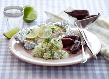 https://imgix.familiejournal.dk/media/websites/familiejournalen-dot-dk/website/mad/slankemad/slankemad/2012/10/42-laks-med-roedbeder-og-kartoffelsalat-362.jpg