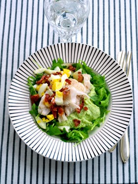 https://imgix.familiejournal.dk/media/websites/familiejournalen-dot-dk/website/mad/slankemad/slankemad/2012/10/44-fisk-med-blomkaal-og-broccoli-280.jpg