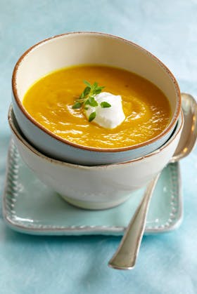 https://imgix.familiejournal.dk/media/websites/familiejournalen-dot-dk/website/mad/slankemad/slankemad/2012/11/44-cremet-graeskarsuppe-280.jpg