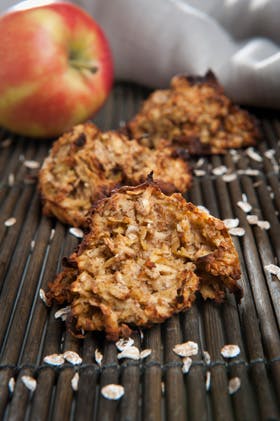 https://imgix.familiejournal.dk/media/websites/familiejournalen-dot-dk/website/mad/slankemad/slankemad/2012/11/45-aebleklatter-280.jpg