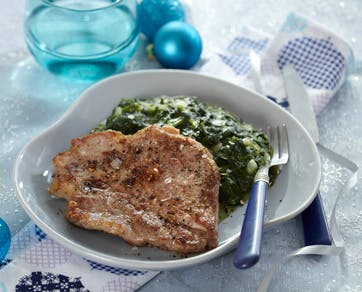 https://imgix.familiejournal.dk/media/websites/familiejournalen-dot-dk/website/mad/slankemad/slankemad/2012/11/47-koteletter-med-spinat-362.jpg