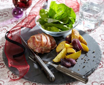 https://imgix.familiejournal.dk/media/websites/familiejournalen-dot-dk/website/mad/slankemad/slankemad/2012/12/50-forloren-hare-med-kartoffelbaade-362.jpg
