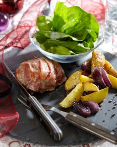 https://imgix.familiejournal.dk/media/websites/familiejournalen-dot-dk/website/mad/slankemad/slankemad/2012/12/50-forloren-hare-med-kartoffelbaade-362.jpg