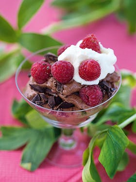 https://imgix.familiejournal.dk/media/websites/familiejournalen-dot-dk/website/mad/slankemad/slankemad/2012/lavkarbo/08/34-moerk-mousse-280.jpg