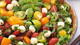 Lavkarbo-tærte med masser af grønt