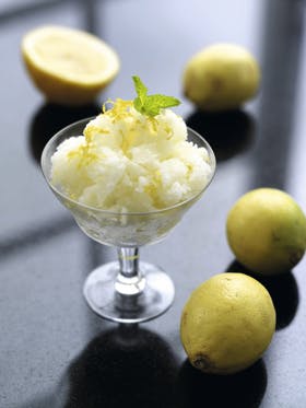 https://imgix.familiejournal.dk/media/websites/familiejournalen-dot-dk/website/mad/slankemad/slankemad/2012/lavkarbo/08/35-citronsorbet-280.jpg