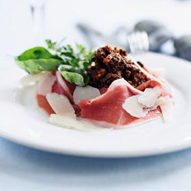 https://imgix.familiejournal.dk/media/websites/familiejournalen-dot-dk/website/mad/smat-men-godt/2012/04/14-lufttoerret-parmaskinke-med-oliven-og-tomatkompot-280.jpg