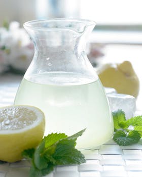 https://imgix.familiejournal.dk/media/websites/familiejournalen-dot-dk/website/mad/smat-men-godt/2012/05/20-hjemmelavet-citronsommerdrik-280.jpg