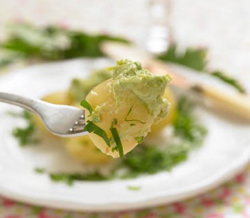 https://imgix.familiejournal.dk/media/websites/familiejournalen-dot-dk/website/mad/smat-men-godt/2012/05/20-kartofler-med-urter-og-grov-kartoffeldip-362.jpg