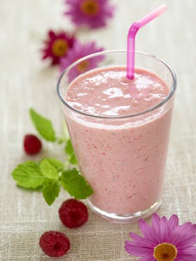 https://imgix.familiejournal.dk/media/websites/familiejournalen-dot-dk/website/mad/smat-men-godt/2012/05/21-drikkeyoghurt-med-peach-melba-280.jpg