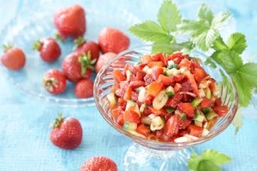 Frisk jordbærsalsa med lime, forårsløg og honning