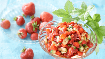 Frisk jordbærsalsa med lime, forårsløg og honning