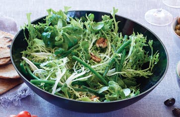 https://imgix.familiejournal.dk/media/websites/familiejournalen-dot-dk/website/mad/smat-men-godt/2012/06/25-groen-salat-med-boenner-og-valnoedder-362.jpg