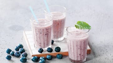 Dejlig smoothie til 1 med fersken og blåbær