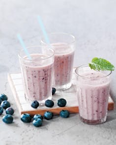 Dejlig smoothie til 1 med fersken og blåbær