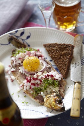 https://imgix.familiejournal.dk/media/websites/familiejournalen-dot-dk/website/mad/smat-men-godt/2012/08/33-sol-over-gudhjem-280.jpg